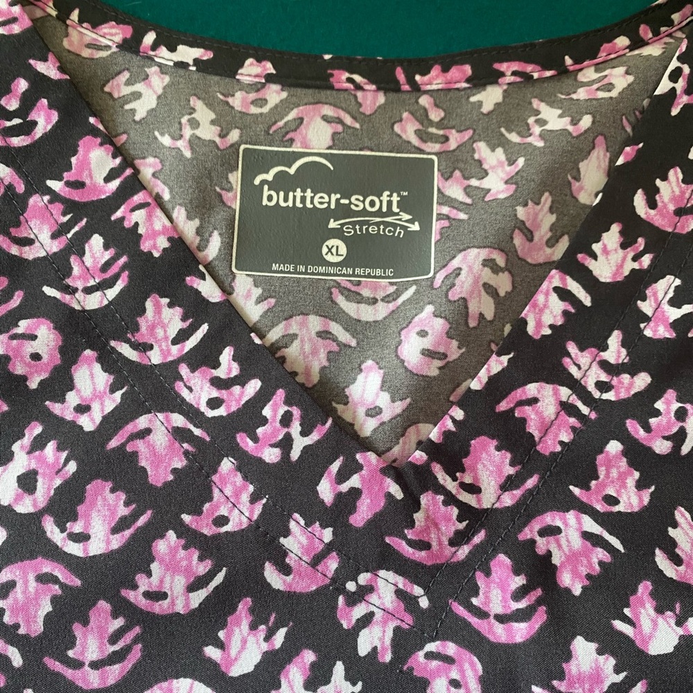 Butter soft stretch XL used scrub top in grey with pink print